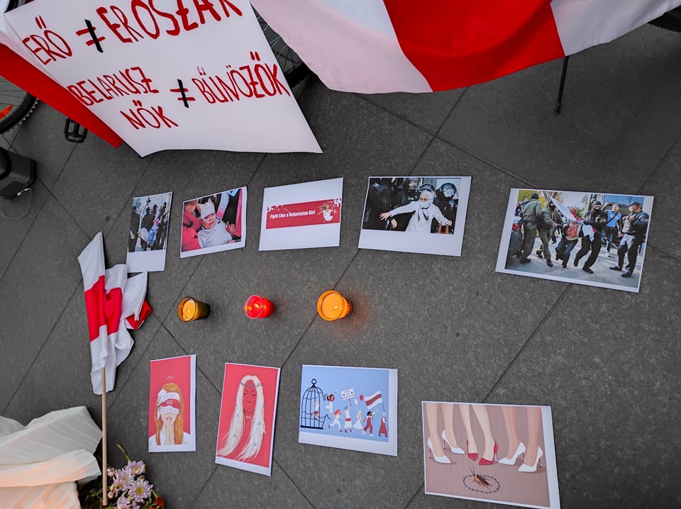 Photos de manifestations, dessins, bougies et drapeaux